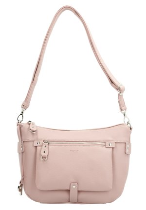 Jasnoróżowa skórzana torba na ramię z przednią kieszenią na zamek, srebrnym okuciem i regulowanym paskiem.