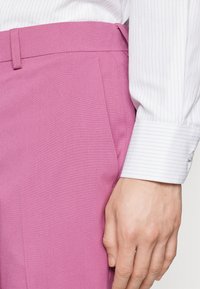 Isaac Dewhirst THE FASHION SUIT SET - Odijelo - deep rose