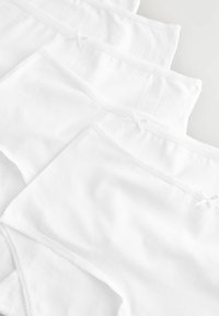 Witte katoenen slipjes, met een gladde textuur, zachte elastische taillebanden en kleine lintaccenten aan de voorkant.