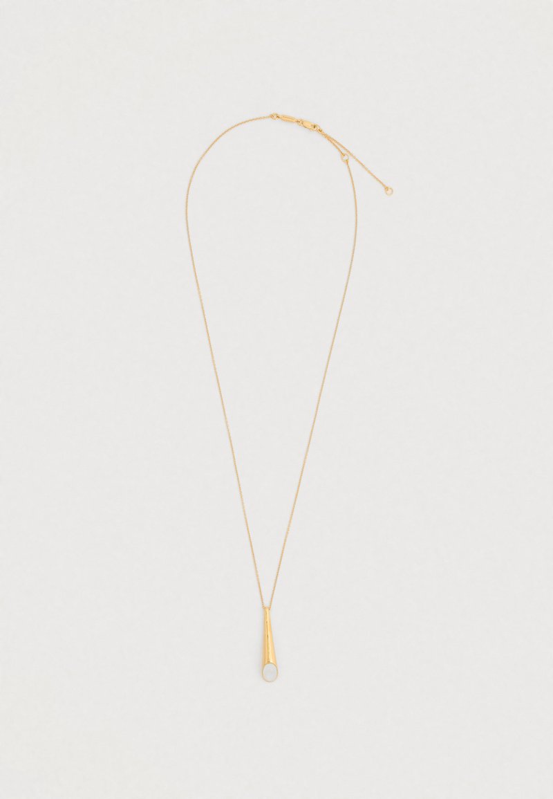 Λεπτό χρυσό κολιέ αλυσίδα με ένα λεπτό, κωνικό μενταγιόν που έχει μια μικρή λευκή κυκλική λεπτομέρεια από σμάλτο.