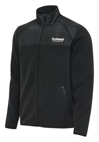 Zwarte fleecejas met volledige rits, opstaande kraag, borst- en zijzakpanelen en wit "hummel SPORTSWEAR" logo op de linker bovenborst.