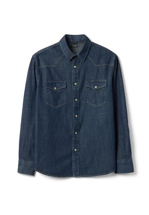 Camicia di denim blu scuro a maniche lunghe con bottoni a pressione sulla parte frontale, due tasche sul petto con pattina e chiusura a pressione, e colletto appuntito.