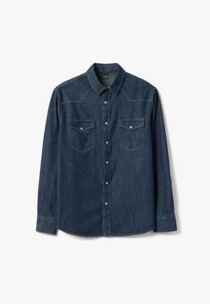 Camicia di denim blu scuro a maniche lunghe con bottoni a pressione sulla parte frontale, due tasche sul petto con pattina e chiusura a pressione, e colletto appuntito.