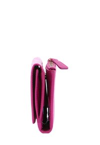Portafoglio in pelle rosa con un design compatto, dotato di chiusura a zip e più scomparti per carte e contante.
