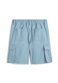 Lichtblauwe cargoshorts met een elastische tailleband, twee achterzakken en zijzakken met klepjes. Geweven stof met een rafelige zoom.