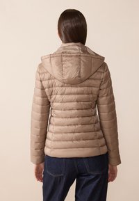 Beżowa kurtka puchowa z kapturem i poziomym pikowaniem. Posiada dopasowany krój, gładką, błyszczącą tkaninę oraz elastyczne mankiety.