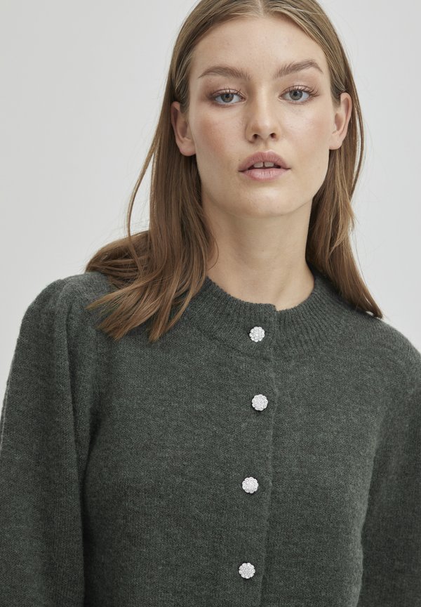 PZASTRID - Cardigan - mountain view2