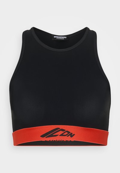 Zwarte sportbeha van glad materiaal met een hoge halslijn en brede armsgaten. Met een rode elastische band met zwarte logo-accenten.