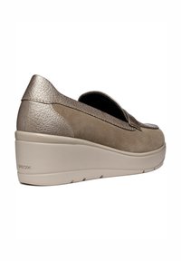 Zapatos con cuña beige con parte superior de cuero texturizado y suaves acentos de ante. Presentan una punta redondeada y una entresuela acolchada, con la marca "GEOX".