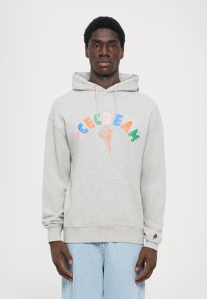 Grijze hoodie met een voorzak, voorzien van kleurrijke "ICECREAM" tekst en een afbeelding van een ijscone. Mouwen met een klein ijsje als accent.