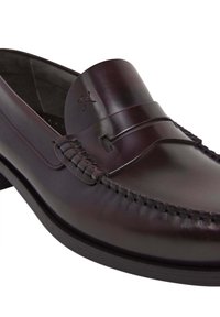 Donker bordeauxleren loafers met een gebogen ontwerp, gestikte details aan de voorkant en een verhoogde leren band met een reliëfaccent.