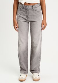 Grå højtaljede jeans med lige ben, der har slidte detaljer, fem-lomme design og metalknap lukning.