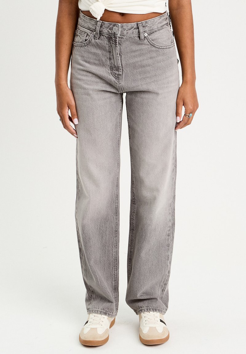 Grå højtaljede jeans med lige ben, der har slidte detaljer, fem-lomme design og metalknap lukning.