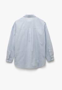 Camisa de rayas azul y blanca de manga larga con cuello clásico, puños abotonados y un pliegue trasero para mayor detalle y movimiento.