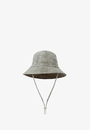 Grijze bucket hat met een brede rand, gemaakt van textuurstof. Inclusief verstelbare kinbanden en een klein merketiket op de voorband.