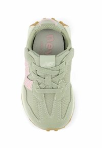 Baskets New Balance vert clair avec un panneau latéral en imprimé léopard rose, lacets tissés et intérieur rembourré, vues d'en haut sur fond blanc.