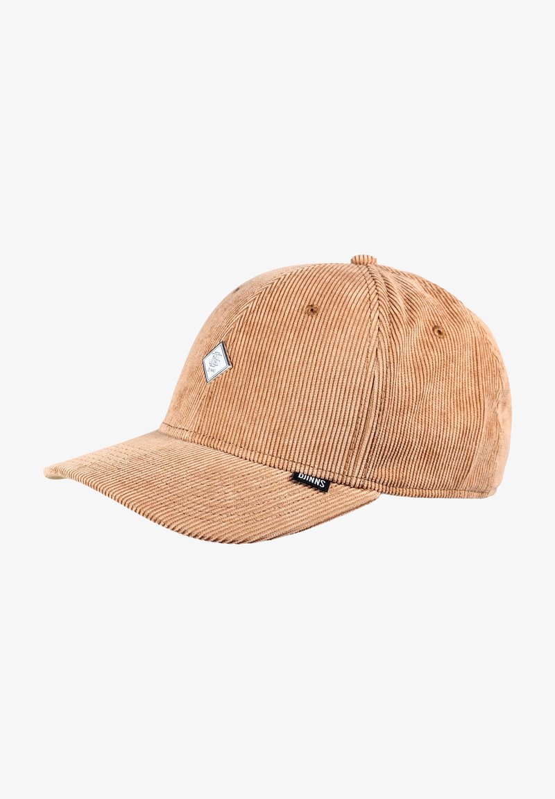 Casquette de baseball en velours côtelé beige avec une visière courbée, un patch logo en forme de losange sur le devant et une petite étiquette de marque sur le côté de la visière.