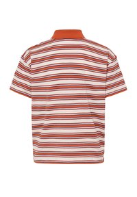 Polo à manches courtes avec un col orange, présentant des rayures horizontales rouges, blanches et bleues. Confectionné en tissu doux et lisse.