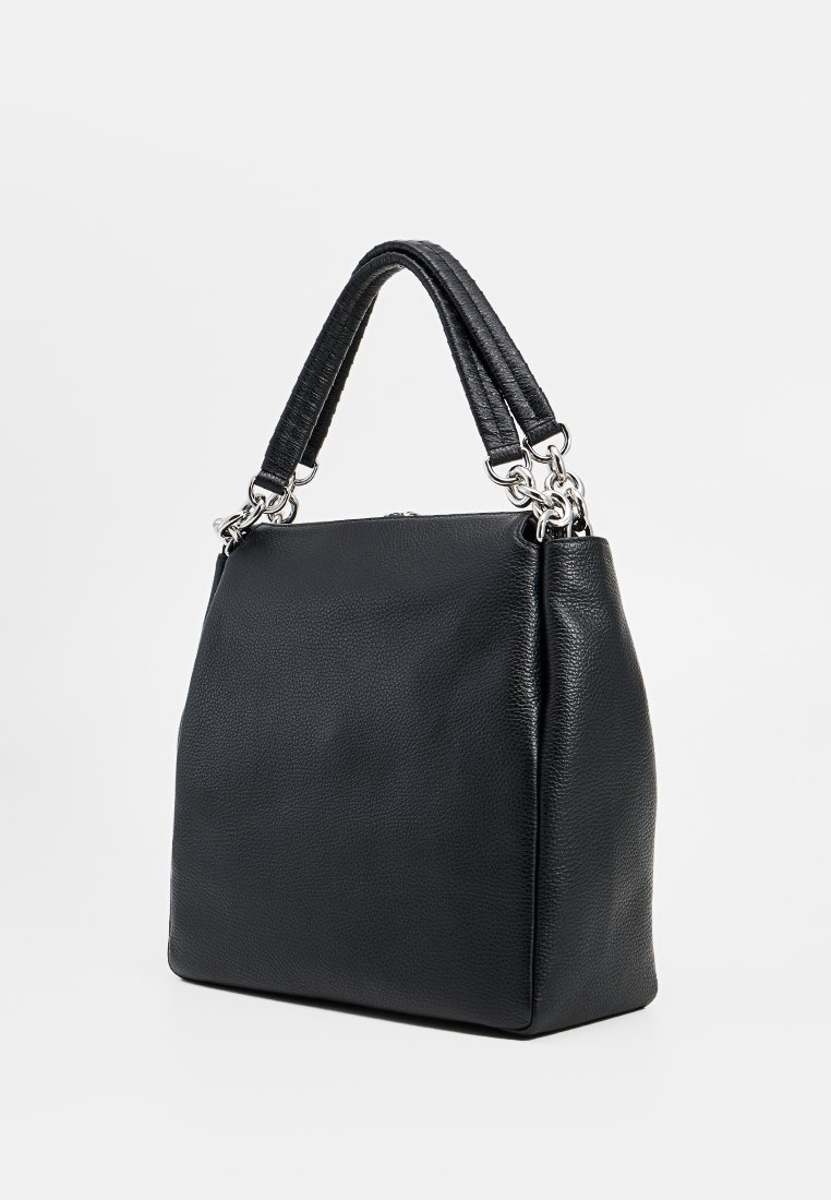 Borsa a mano nera in pelle con una forma strutturata, superficie testurizzata, doppie maniglie nere e dettagli in metallo argentato.