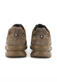 Sneakers in camoscio marrone con inserti in mesh, punta arrotondata e suola imbottita. La parte posteriore presenta un piccolo logo con dettagli rossi e blu navy.