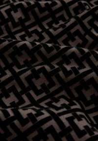 Next FLOCKED - Pikeepaita - black chain