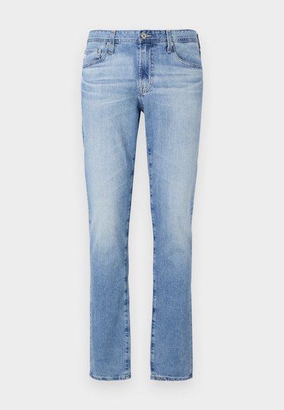 Jeans de ganga azul claro com corte reto, apresentando fecho de botão, cinco bolsos e um leve desgaste no tecido.