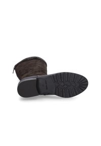 Braune Wildleder-Stiefelette mit runder Zehenform, seitlichem Reißverschluss und strukturiertem Gummiaußensohle mit einem Profilmuster für besseren Halt.