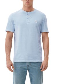 s.Oliver MIT HENLEY-AUSSCHNITT - Navadna majica - hellblau