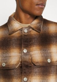 AllSaints Lehká bunda - brown