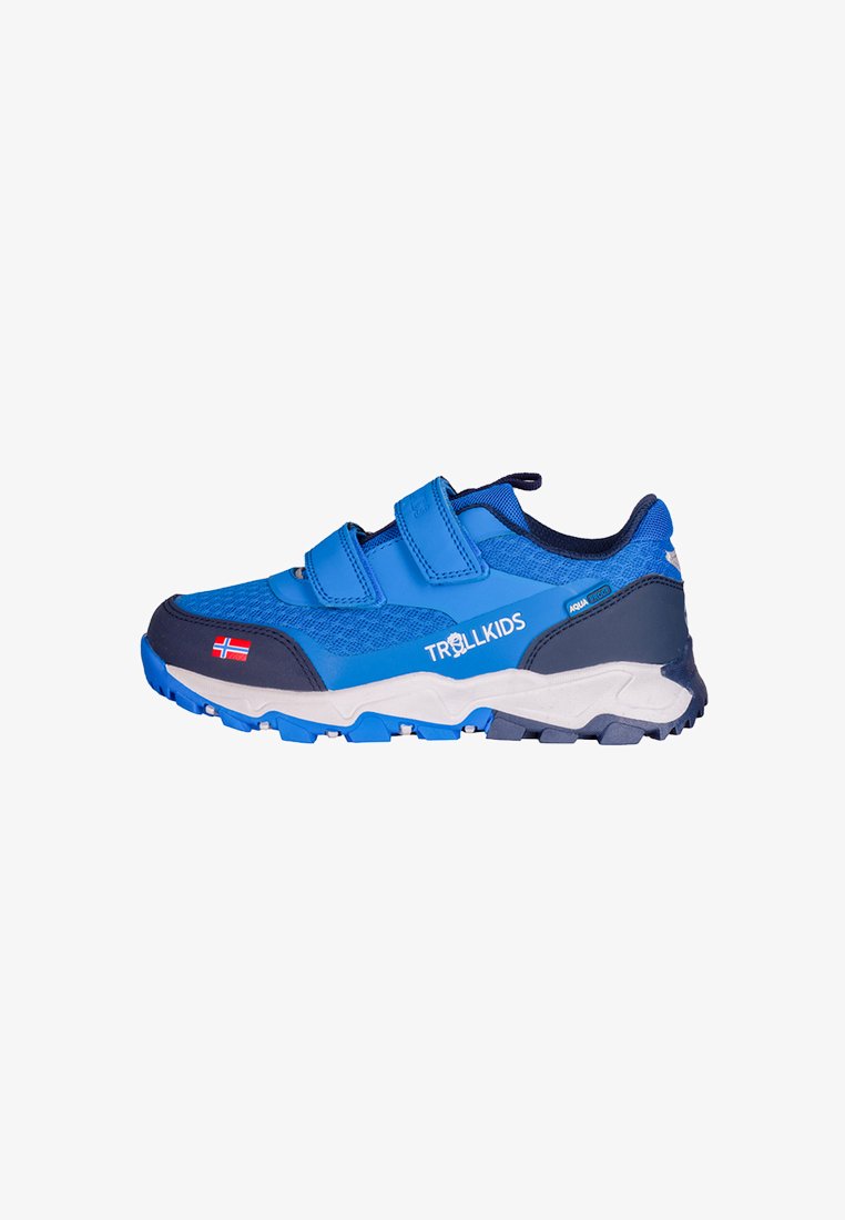 Blaue Sportschuhe mit zwei Klettverschlüssen, einem strukturierten Mesh-Obermaterial und einer verstärkten Gummisohle. Mit einem kontrastierenden marineblauen Fersenbereich und Logo.