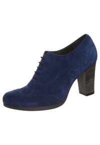 Mörkblå mocka högklackad sko med rund tå, snörning framtill och dekorativa perforerade detaljer på sidorna. Strukturerad blockklack.