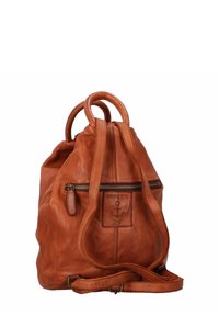 Sac à dos en cuir marron avec des poignée arrondies, fermeture éclair supérieure et poche frontale avec un patch logo représentant une ancre. Finition texturée.