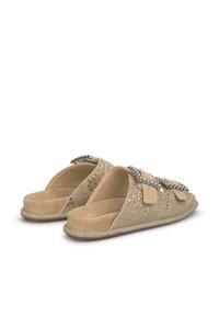 Beige instapsandalen met een textuur van suède. Versierd met metallic accenten en een strikdetail. Platte, gevoerde zool voor comfort.