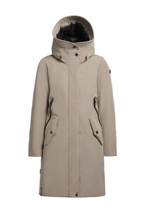 Beige waterdichte parka met hoge kraag, grote zijzakken en zwarte ritsdetails. Heeft een afneembare capuchon en een gladde textuur.