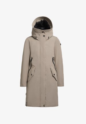 Beige waterdichte parka met hoge kraag, grote zijzakken en zwarte ritsdetails. Heeft een afneembare capuchon en een gladde textuur.