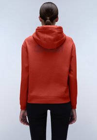 Roter Kapuzenpullover mit weicher Textur, der einen Logo-Druck in dunklerer Farbe im oberen Rückenbereich aufweist. Gerippte Bündchen und Saum.