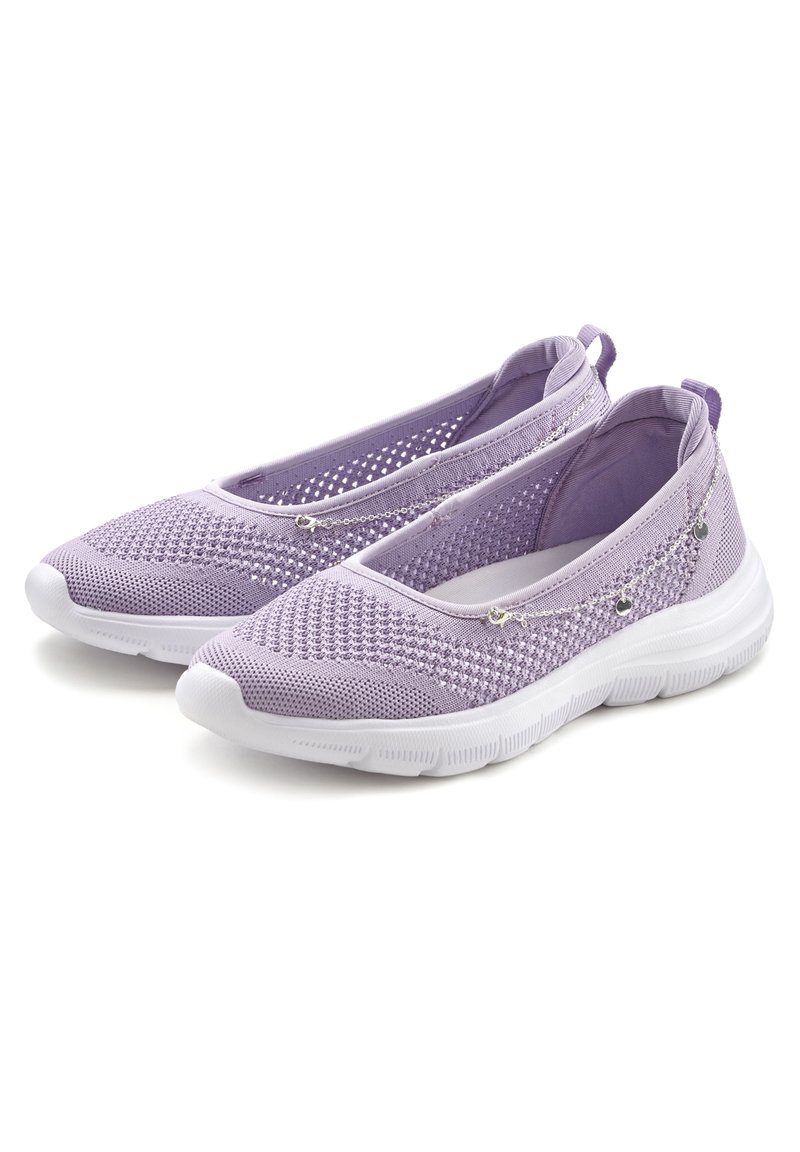 Helle lila Netz-Slipper mit elastischen Öffnungen, weißen Gummisohlen und dekorativen silbernen Akzenten an den Seiten.