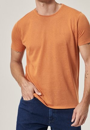 Korte mouwen oranje T-shirt van lichtgewicht stof, met een klassieke ronde halslijn en een gladde textuur.