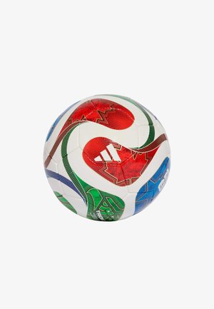 Bijela nogometna lopta s apstraktnim uzorcima u crvenoj, zelenoj i plavoj boji, koja sadrži crveni javorov list i Adidas logo.