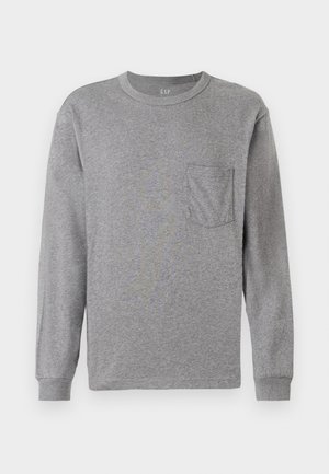 Siva dolgimi rokavi T-shirt z okroglo ovratnikom, ki vsebuje žep na prsih in rebraste manšete. Narejen iz mehkega, lahkega bombažnega materiala.