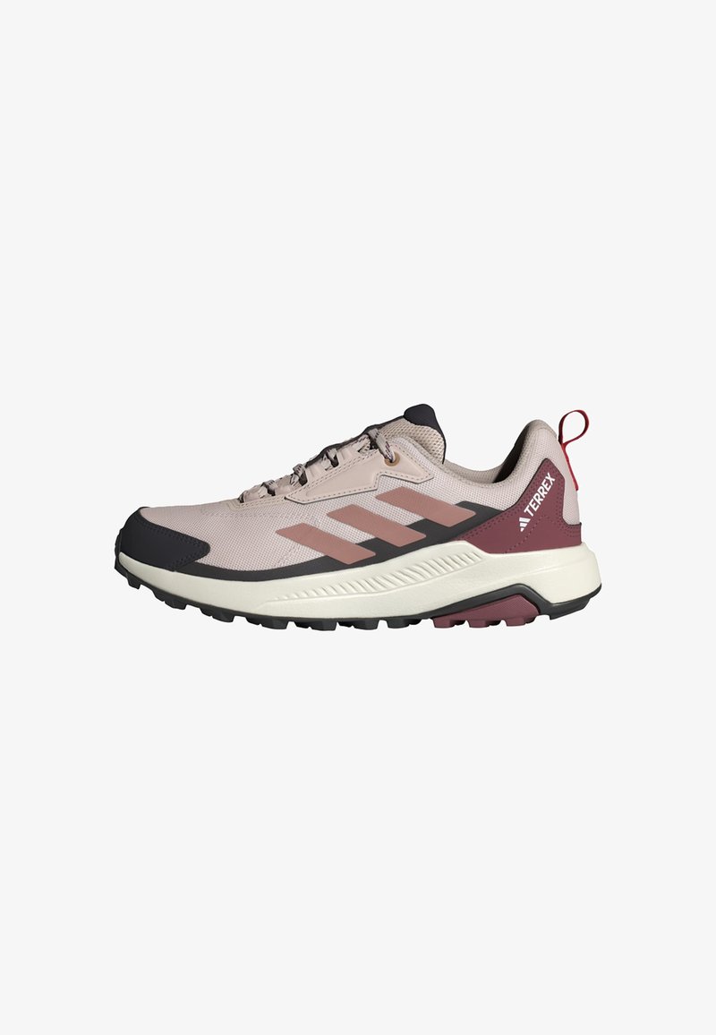 Helle pinke Wanderschuhe mit einem strukturierten Mesh-Obermaterial, dunklen Akzenten und einem Design mit drei Streifen. Sie verfügen über eine Gummisohle und eine ziehschlaufe in Rot an der Ferse.