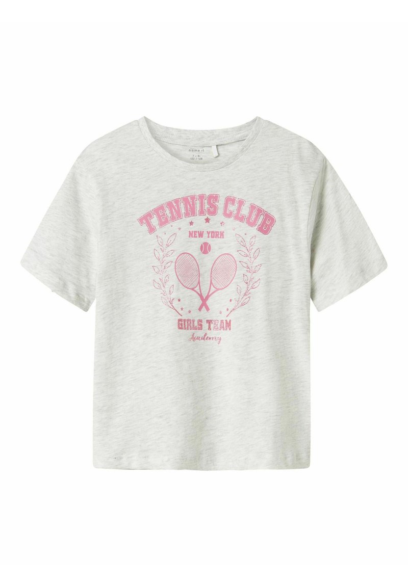 Camiseta gris de manga corta con un diseño impreso en rosa que presenta raquetas de tenis, texto que dice "Equipo de chicas del Tennis Club New York" y acentos decorativos.