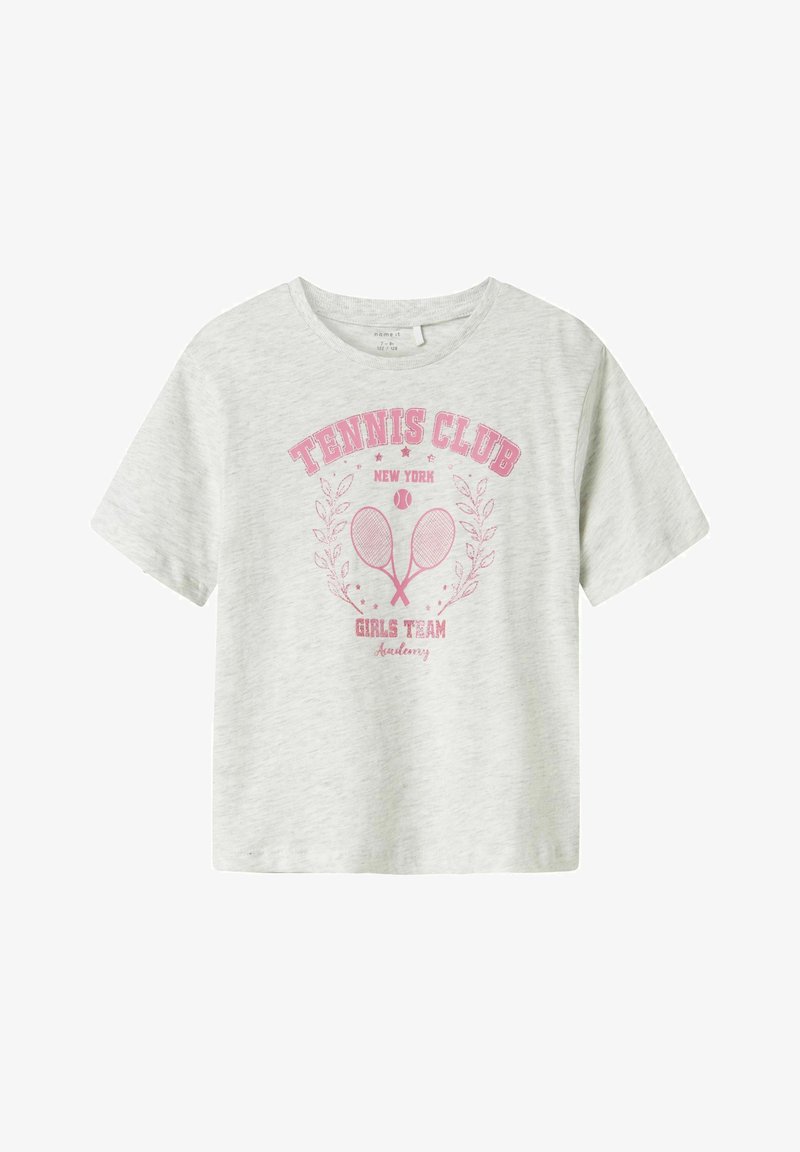 Camiseta gris de manga corta con un diseño impreso en rosa que presenta raquetas de tenis, texto que dice "Equipo de chicas del Tennis Club New York" y acentos decorativos.