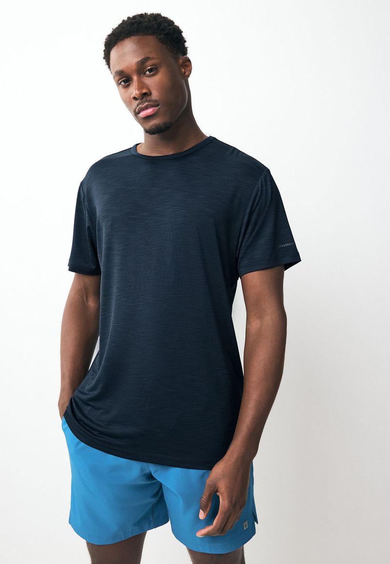 Marineblaues, kurzärmeliges Sportshirt aus strukturiertem Stoff mit rundem Ausschnitt und einem dezenten Streifenmuster auf den Ärmeln.