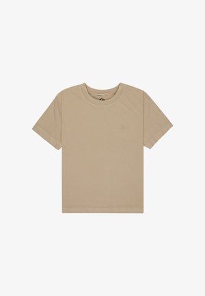 Beżowy bawełniany t-shirt z krótkimi rękawami, okrągłym dekoltem i małym, wytłoczonym logo na lewej piersi. Gładka tekstura, luźny krój.