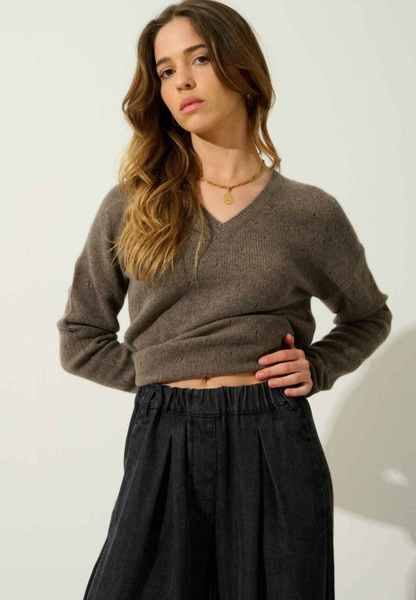 DOTY V-NECK 4 THREADS - Strickpullover - mottled taupe