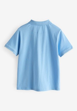 Polo en coton bleu clair, manches courtes, avec un col et des détails cousus le long du col et des ourlets des manches.