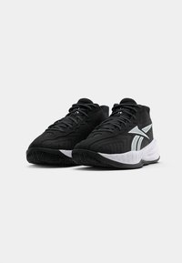 Zapatillas deportivas negras con parte superior texturizada, acento de logo en blanco, cuello acolchado y suela de goma flexible con un patrón en la banda de rodadura.