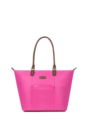 Sac cabas rose vif avec anses marron, poche avant zippée et design lisse et structuré sur fond blanc.