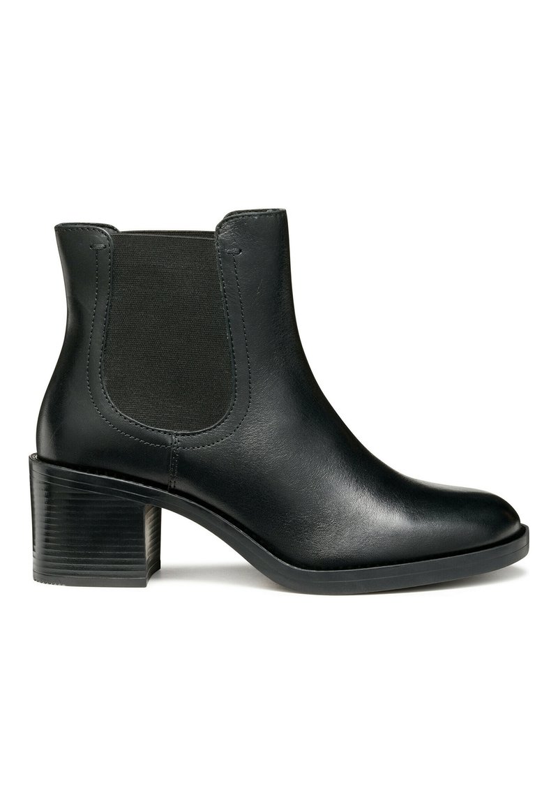 Botas de tobillo de cuero negro con paneles laterales elásticos, punta redonda, tacón de bloque texturizado y acabado suave. Adecuadas para diversos conjuntos.
